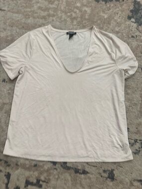 Express V Neck Tee in Cream Size Medium